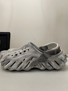 CROCS ECHO MARBLE CLOG IS A LIGHTWEIGHT SHOE MENS SIZE 7 WOMENS SIZE 9